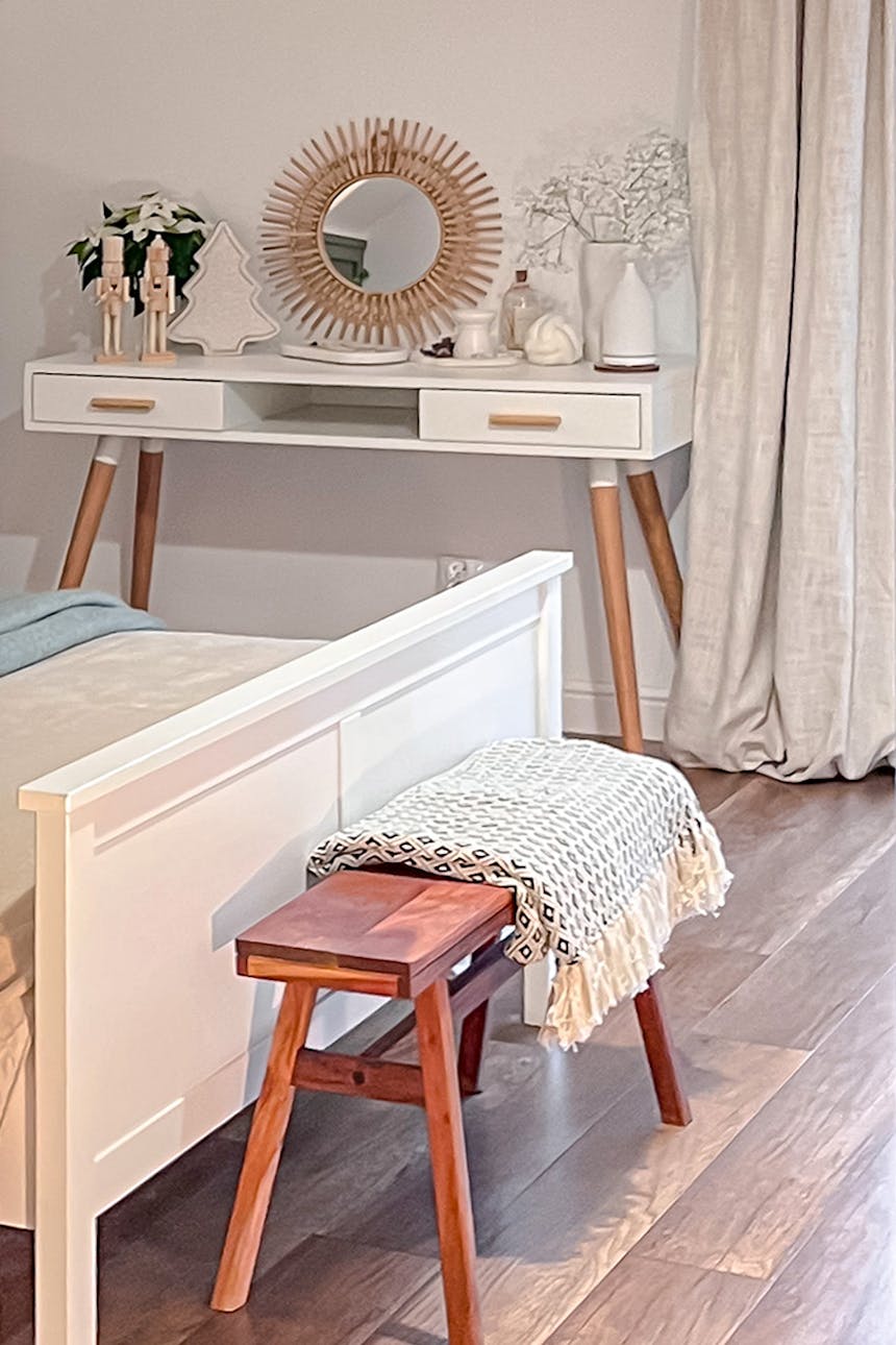 biała toaletka na drewnianych nogach w stylu skandynawskim