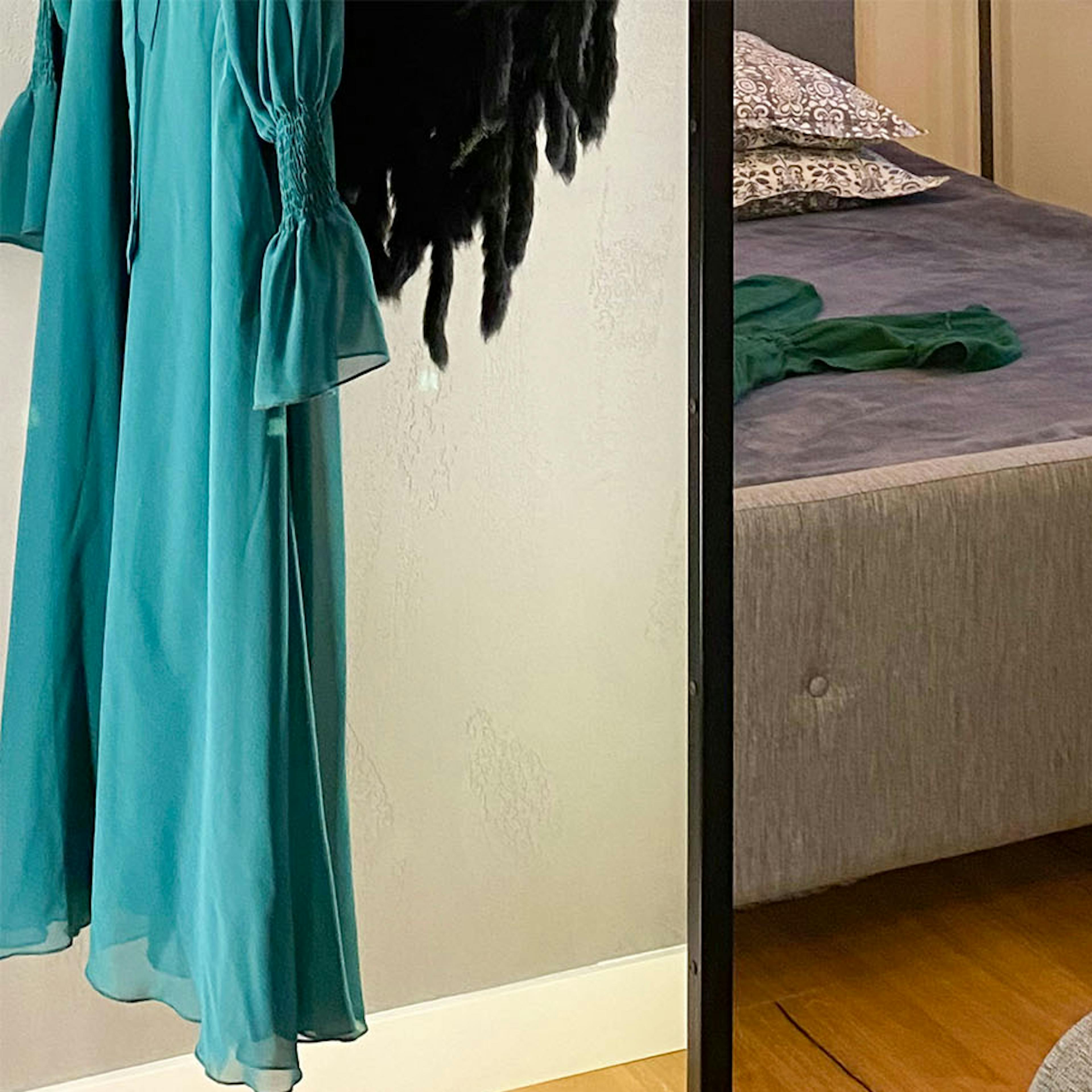 portes coulissantes avec miroir pour une petite armoire en alcôve de style loft