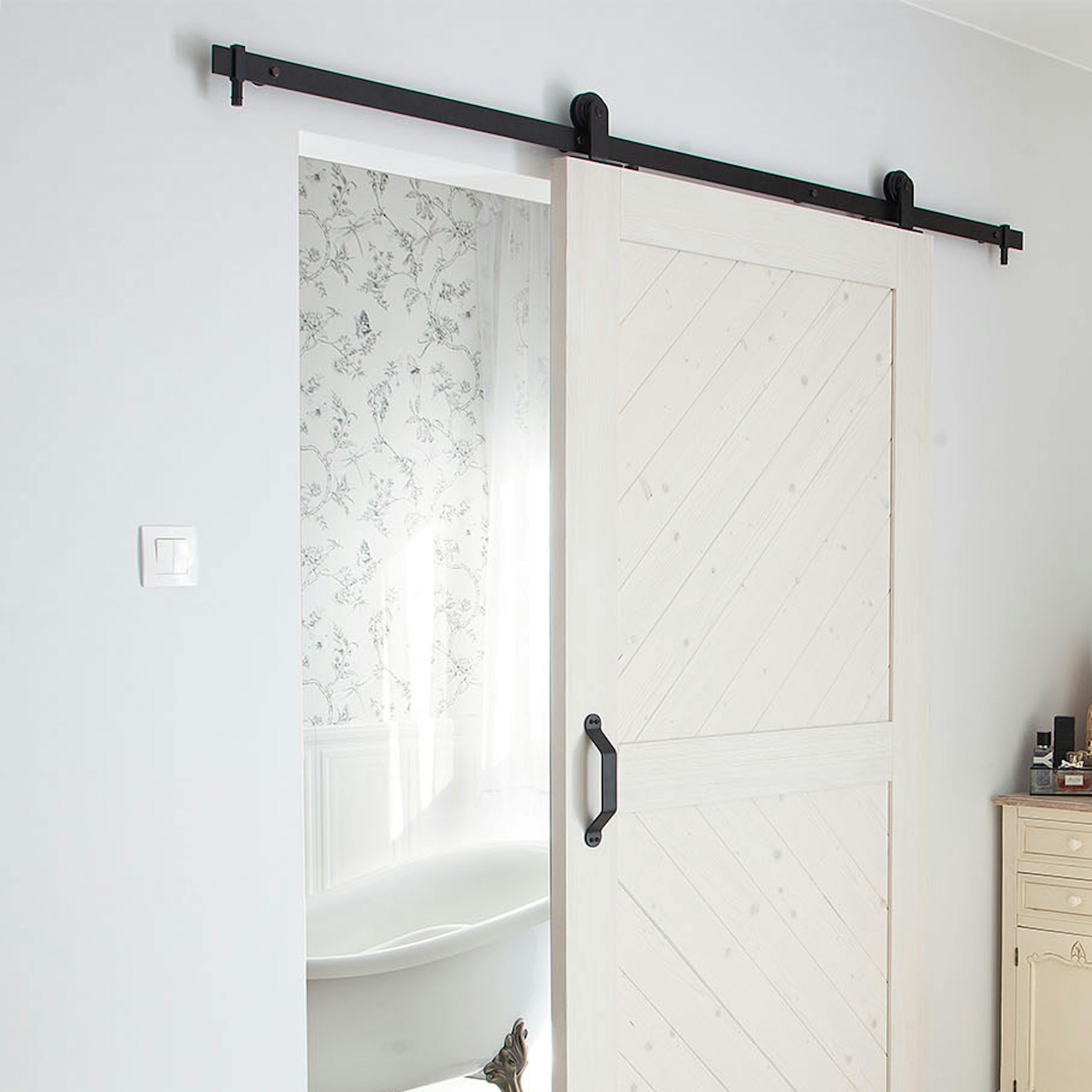 porte coulissante en bois blanc séparant la salle de bain de la chambre provençale