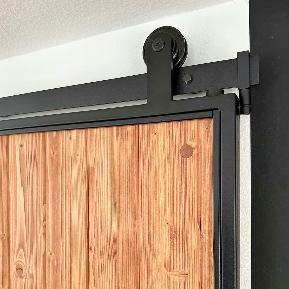 drzwi przesuwne z drewna w metalowej ramie