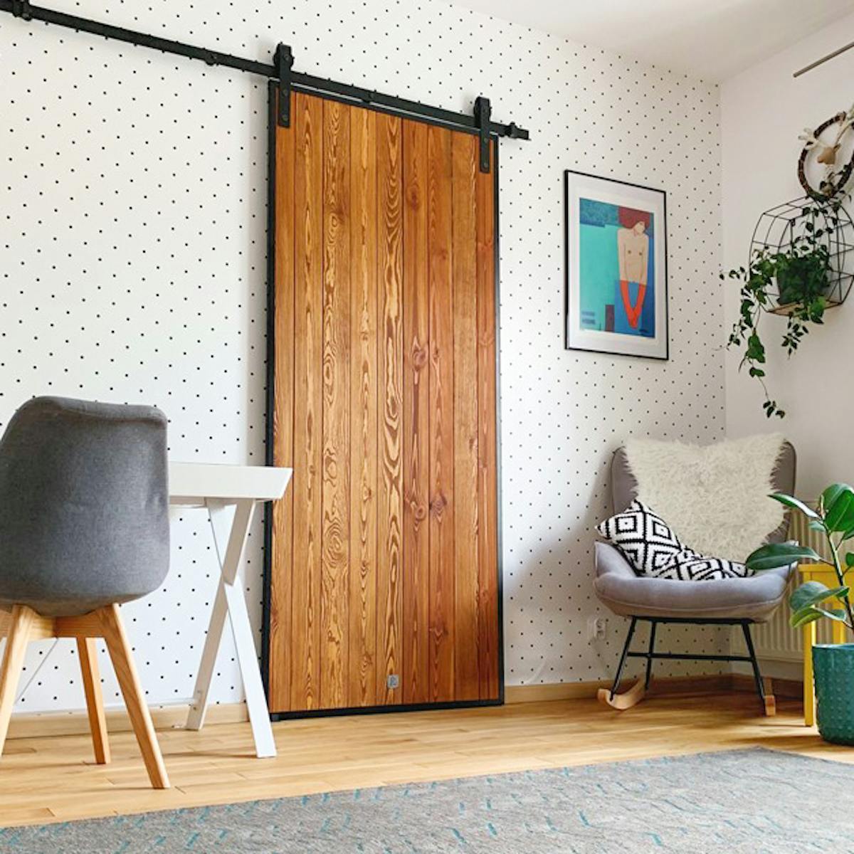 Tür im Loft-Stil, Holztür im Metallrahmen, Schiebetür aus Holz und Stahl, Tür aus Kiefern, Schiebetür im Schlafzimmer, Holztür, gepunktete Tapete, Schlafzimmer Tapeten Ideen, Schranktür