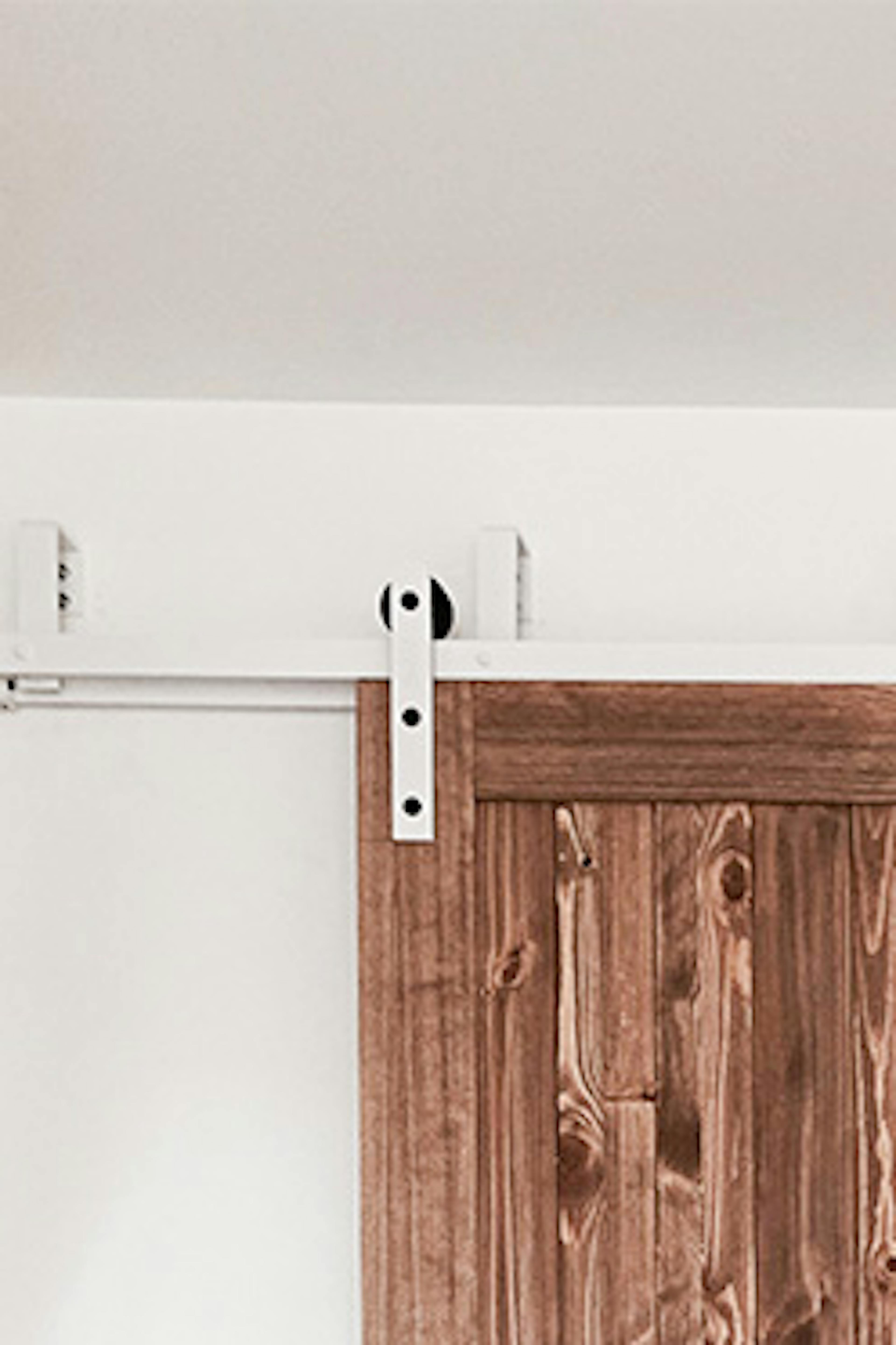 portes en bois à double battant fermant le renfoncement de la chambre rustique