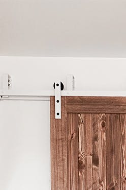 portes en bois à double battant fermant le renfoncement de la chambre rustique