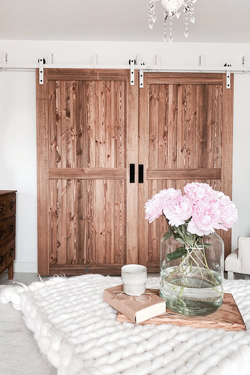 Rustikal Schlafzimmer, Holzschiebetüren, Bypass Schiebetüren, Bypass Wandhalterung für Schiebetüren, rustikaler Stil im Innenraum, moderner rustikaler Stil, Scheunen-Schiebetüren, weiße Schiebesystem