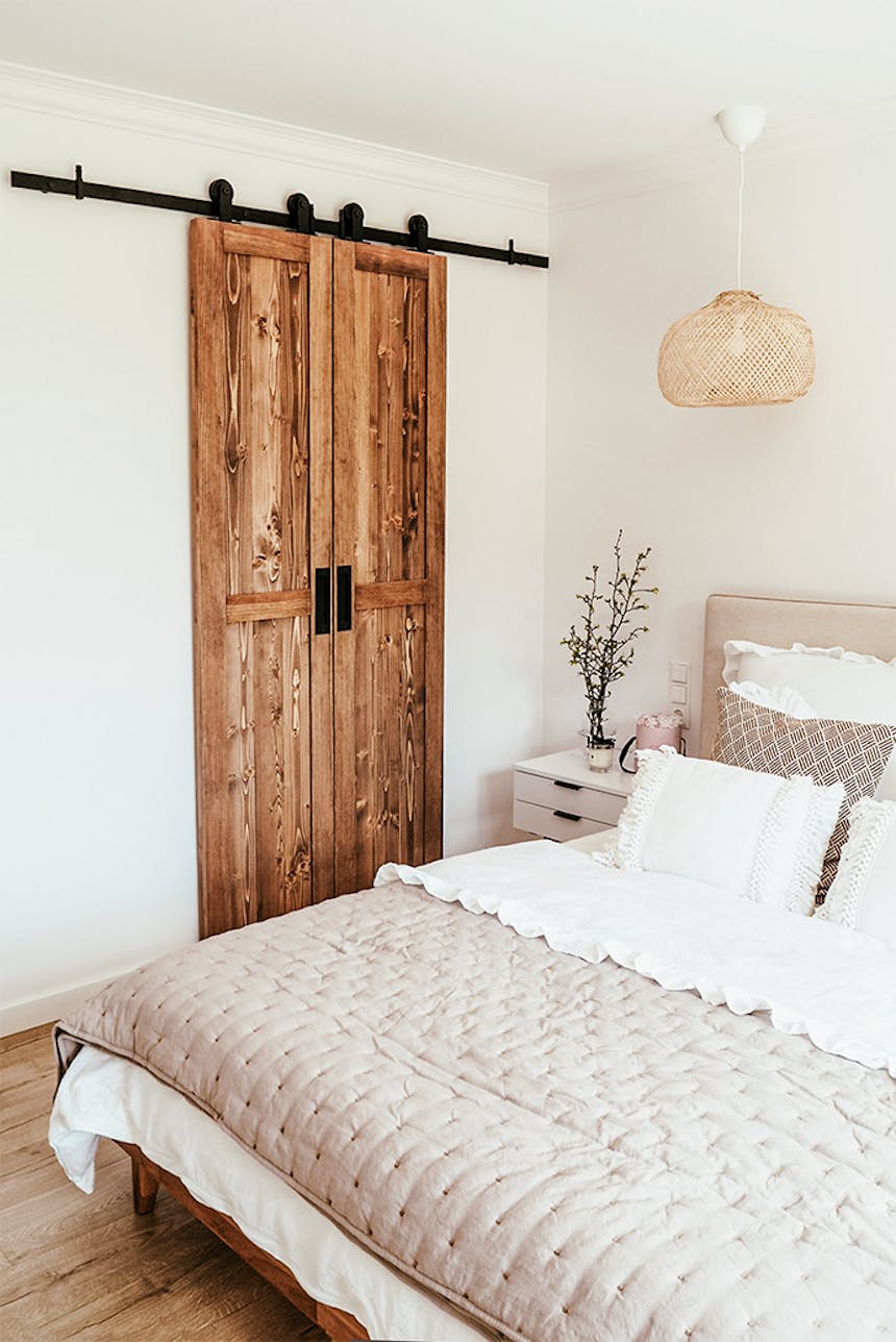 Doppelschiebetür holz, schmale Schiebetüren, Schranktüren, Weiß und Holz im Schlafzimmer, Kissen im Boho-Stil