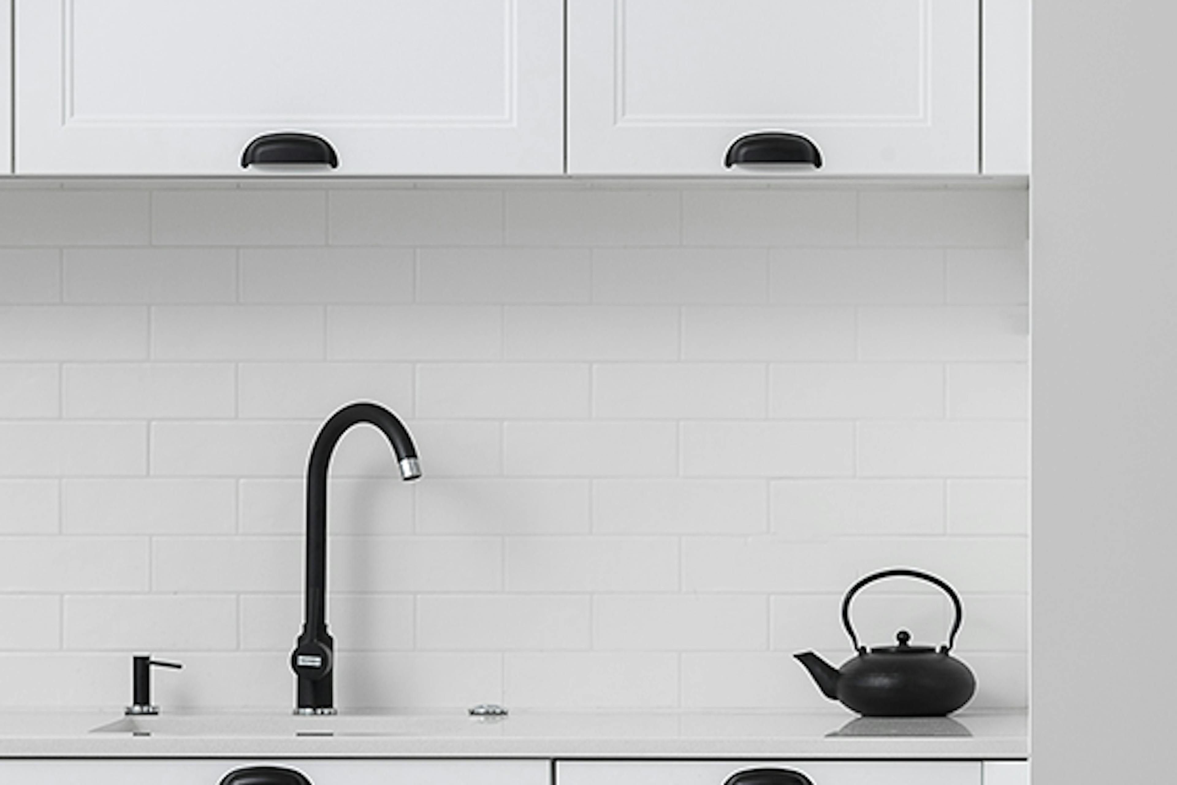 Cuisine blanche avec accessoires noirs