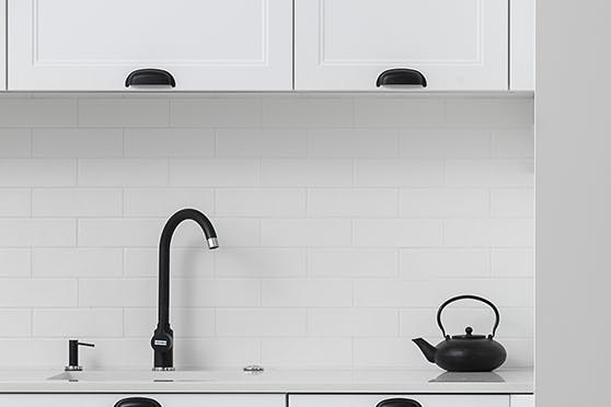 Cuisine blanche avec accessoires noirs