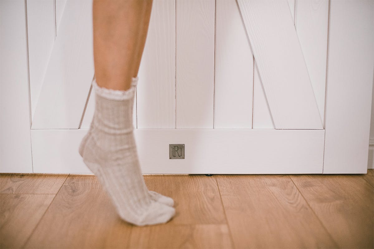 weiße Massivholz-Schiebetür