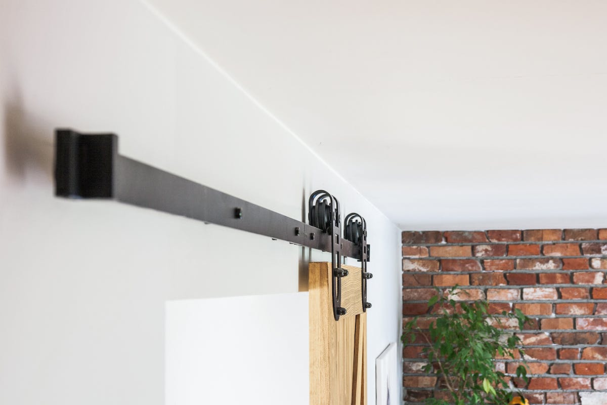 Aufhänger für Schiebetüren, Schiebesystem Hufeisen, Ziegel an der Wand