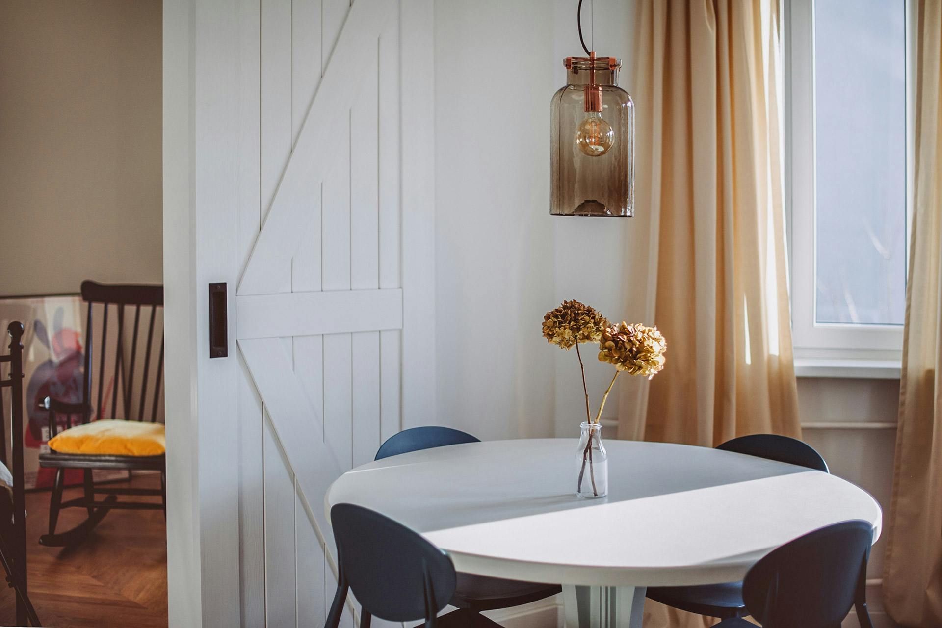 lampe rustique au-dessus d'une table blanche