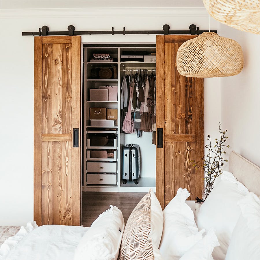 porte coulissante double en bois, armoire dans la chambre, portes coulissantes, bois et blanc, coussins décoratifs pour le lit