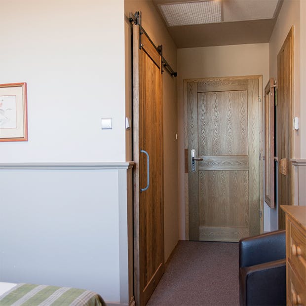 porte coulissante dans le hall