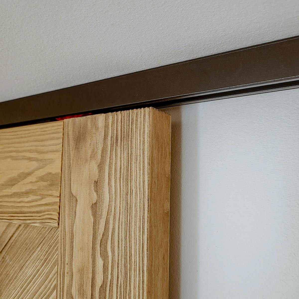 schwarzes Schiebesystem an der Decke montiert