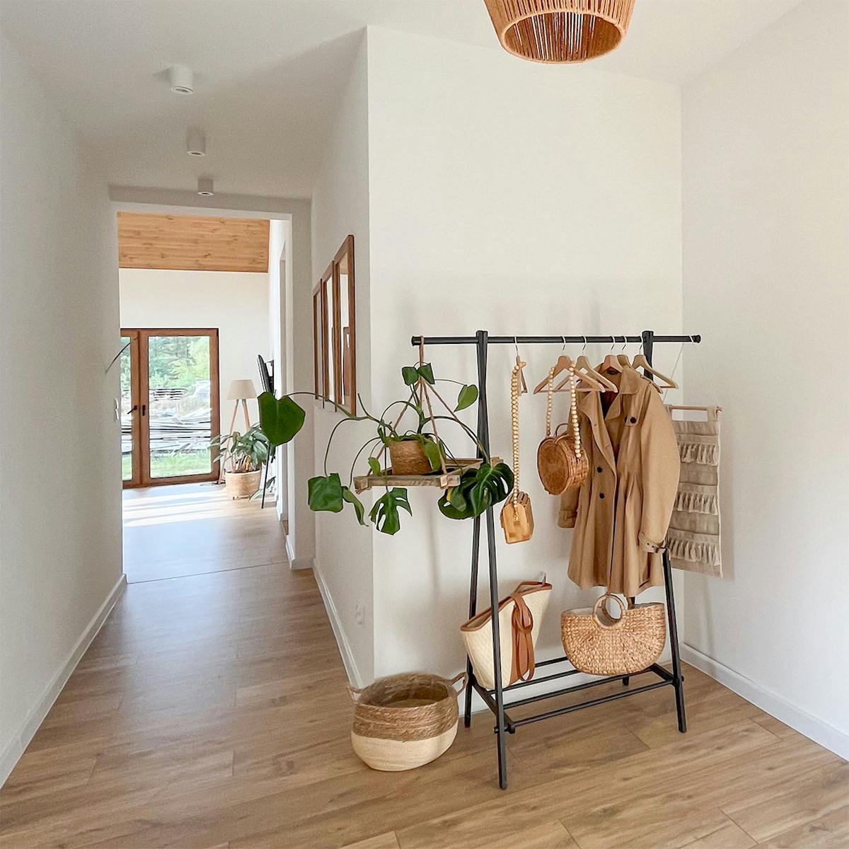 Metallständer mit Kleiderbügeln im Flur eines Einfamilienhauses
