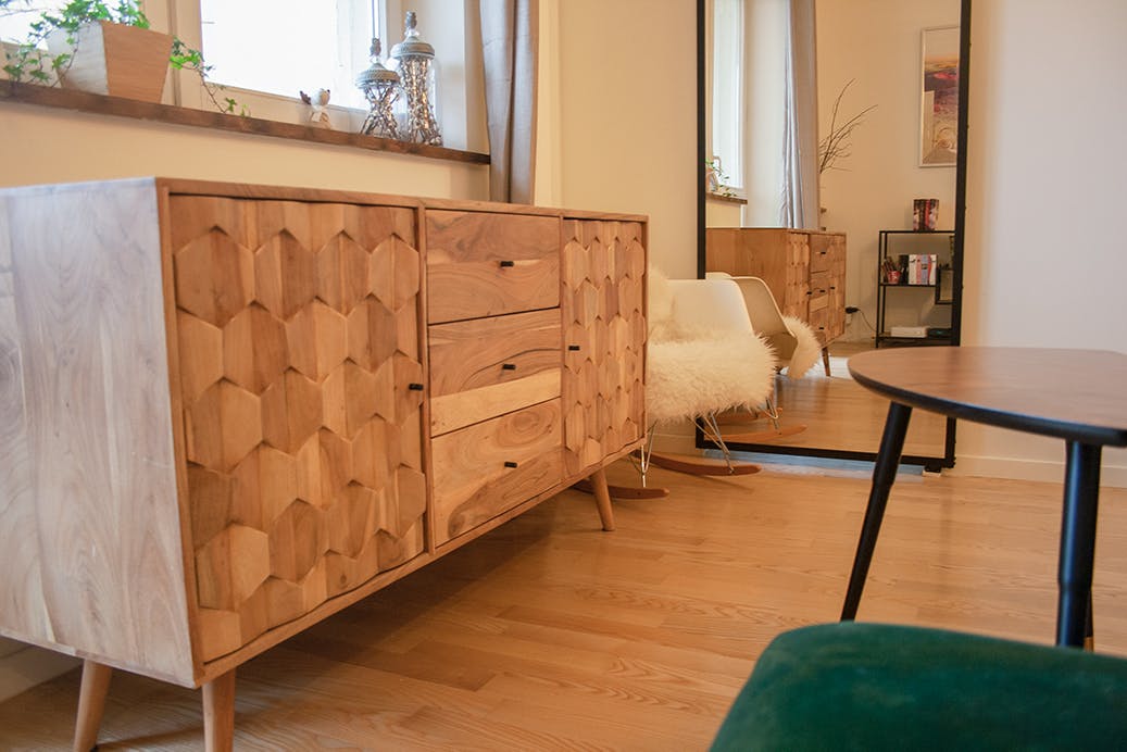 grande commode en bois avec une façade décorative