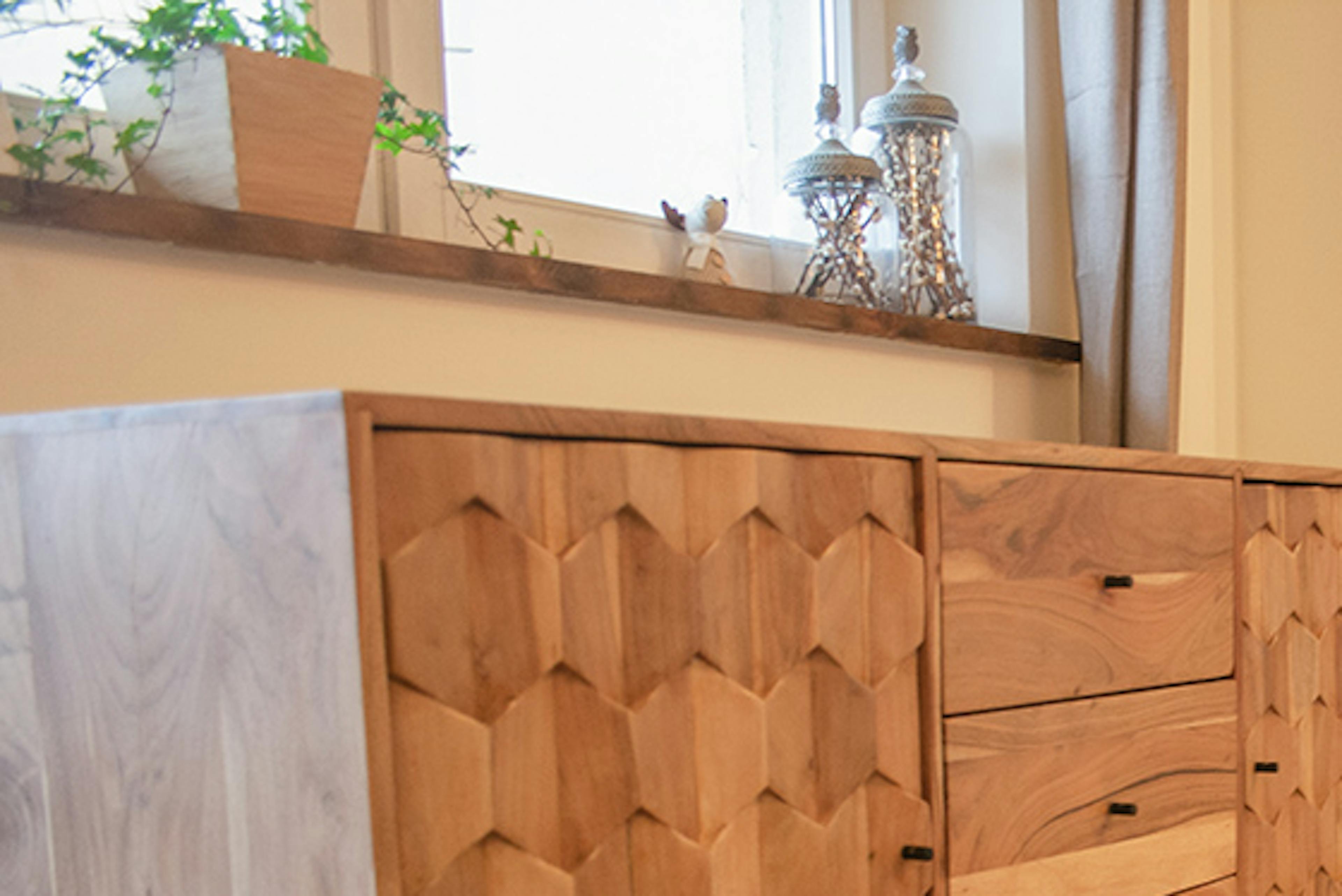 grande commode en bois avec une façade décorative