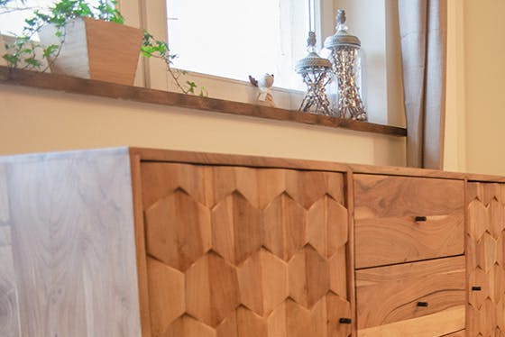 grande commode en bois avec une façade décorative