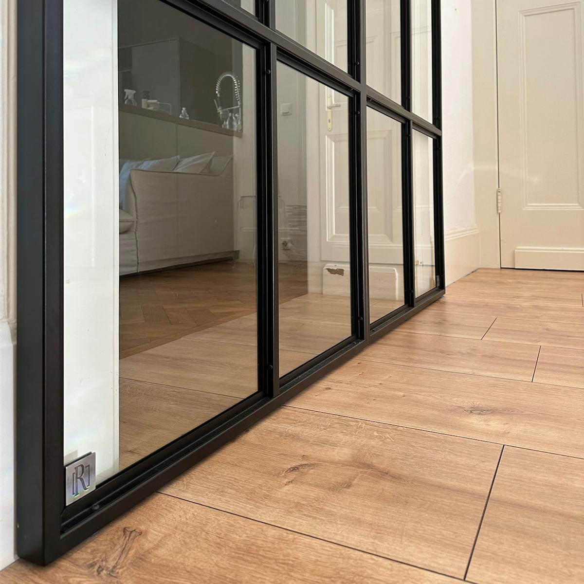 Industrietür mit Glas in einem schwarzen Metallrahmen