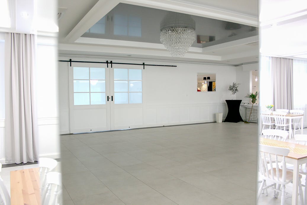 grandes portes coulissantes doubles avec verre dans l'agencement de la salle de bal