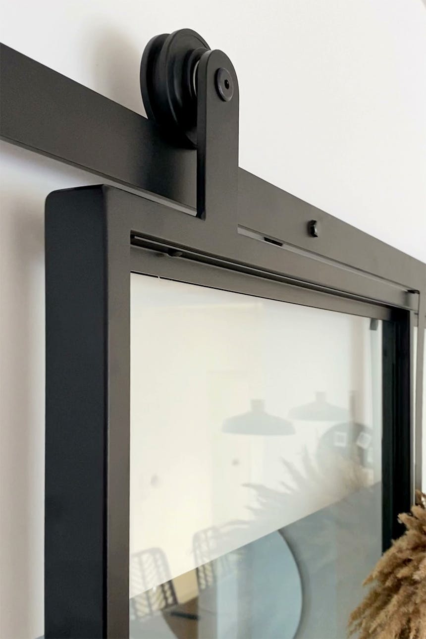 drzwi przesuwne ze szkłem w metalowej ramie