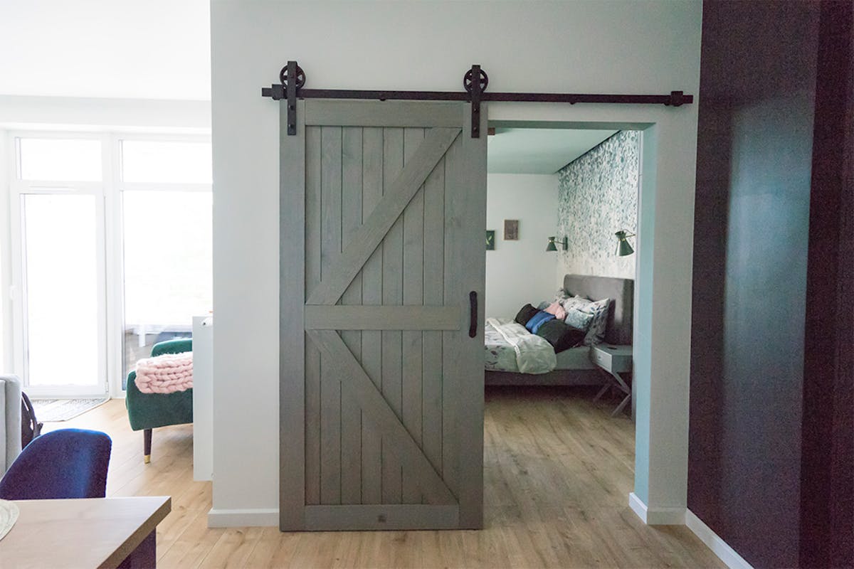 Holzschiebetüren, Scheunentüren, Schiebetür holz grau, Schiebetürgriff, Schlafzimmer Schiebetür, Schlafzimmereingang, Schlafzimmer im modernen Stil, Schlafzimmer in Grautönen, dekorative Tapete für Schlafzimmer, klare Farben