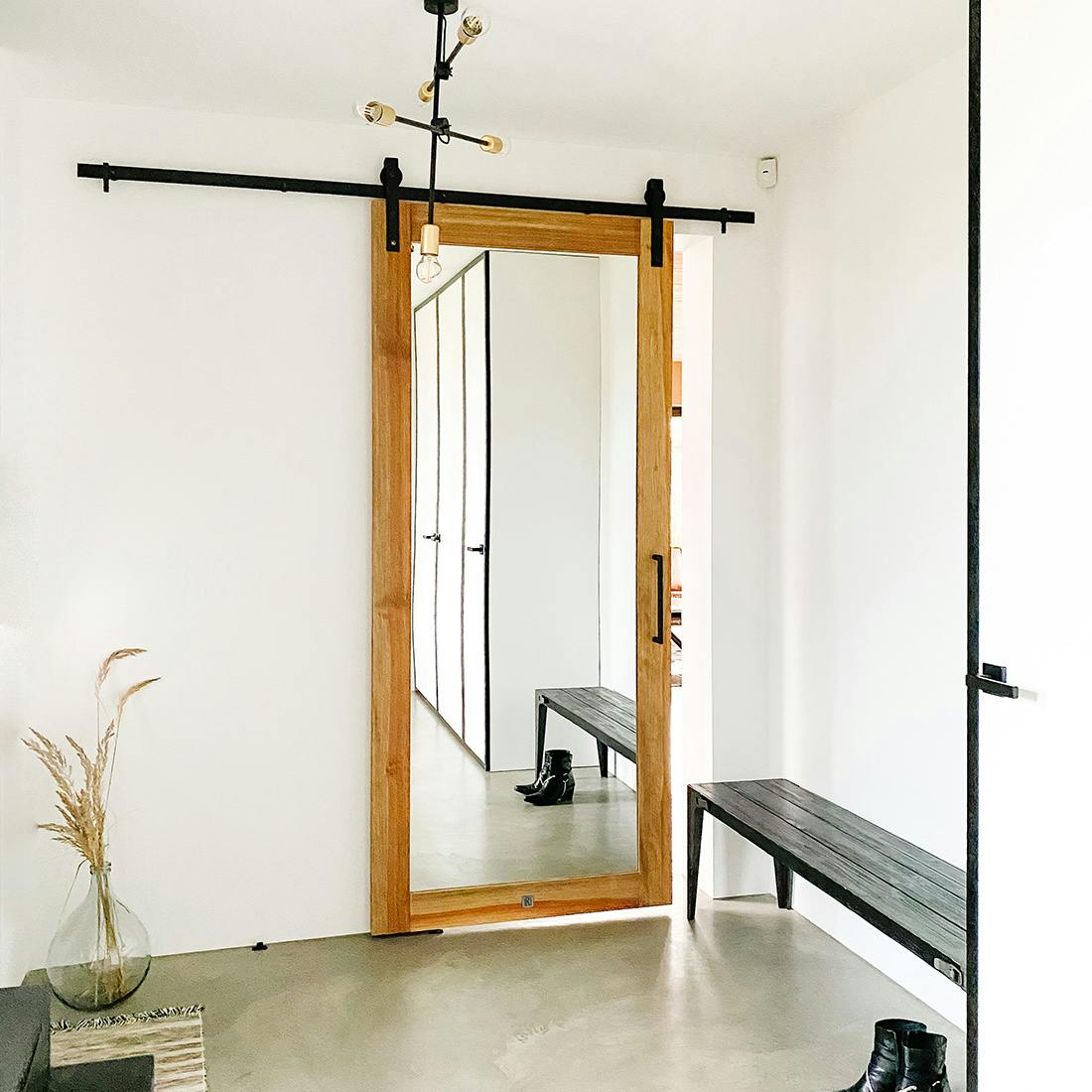 Porte coulissante avec miroir dans le vestibule noir et blanc