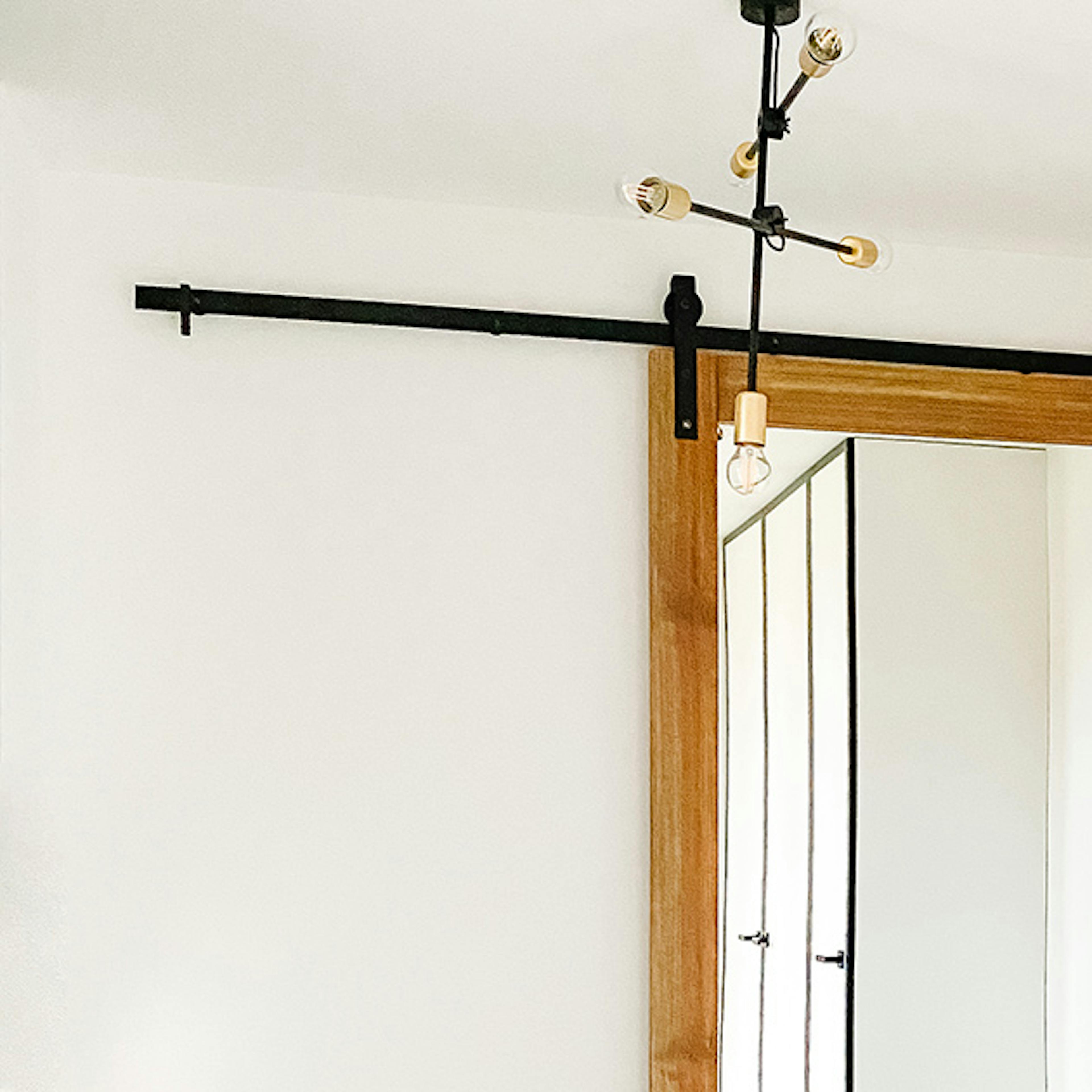 Porte coulissante avec miroir dans le vestibule noir et blanc