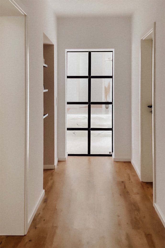 Porte vitrée séparant le couloir du salon de l'appartement