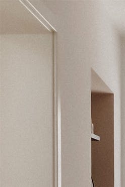 Porte vitrée séparant le couloir du salon de l'appartement