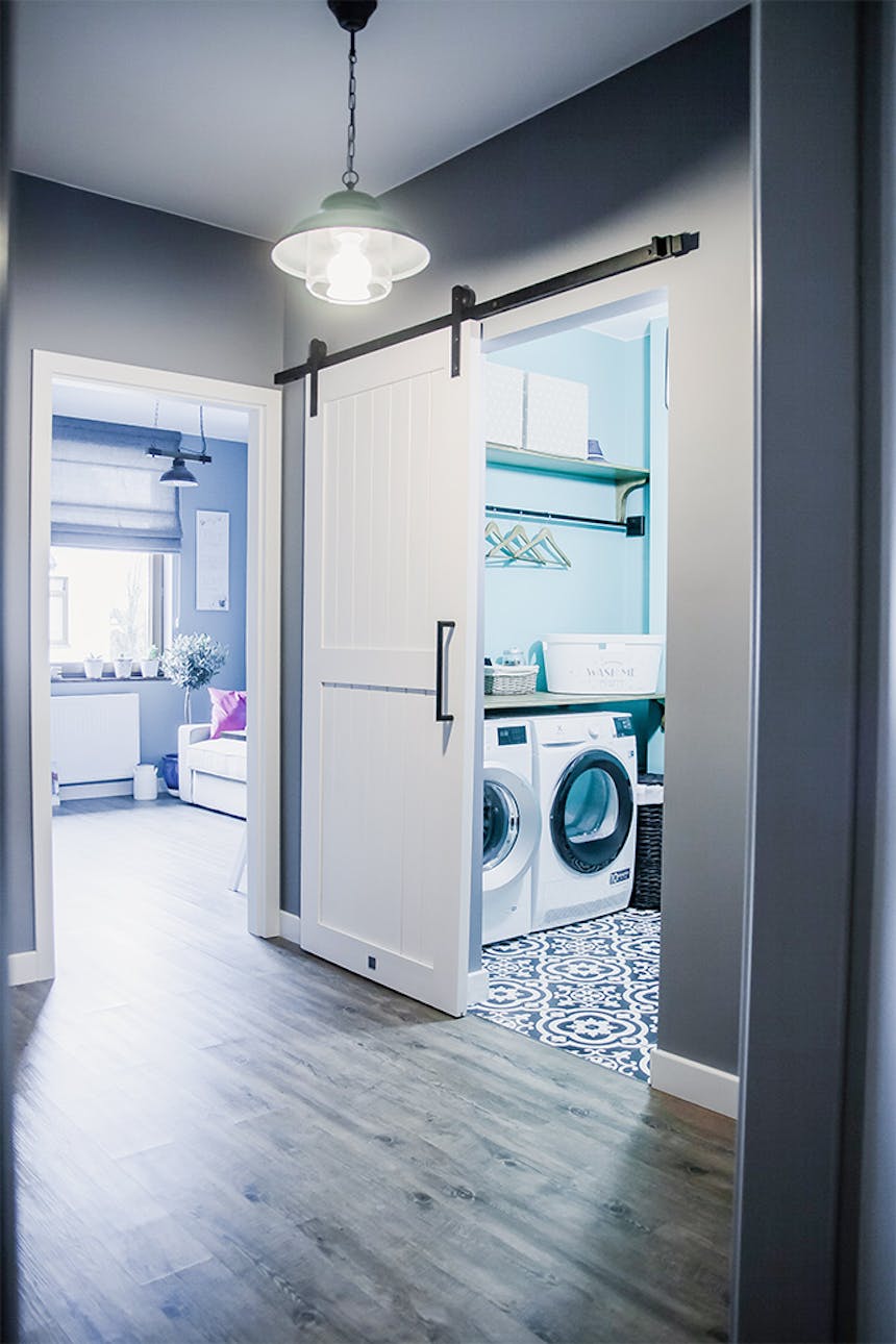 Schiebetür für Waschküche, weiße Schiebetür, Schiebetürsystem, moderner Bauernstil, Wäschetür, Schiebetür im Flur, graue Farben