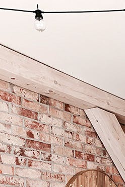 chambre rustique avec une niche pour un lit bébé