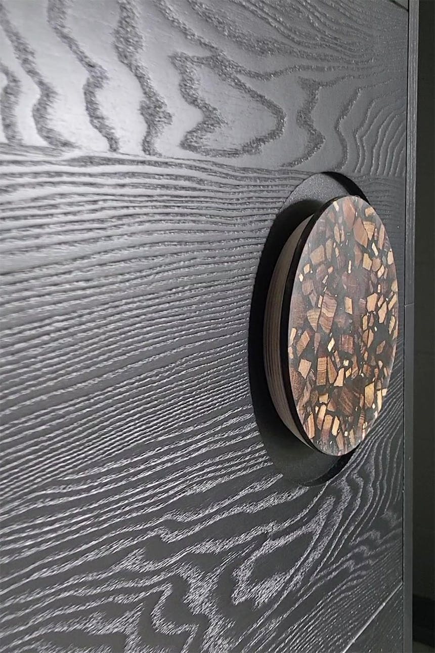 okrągła klamka z drewnianego lastryko do czarnych drzwi przesuwnych