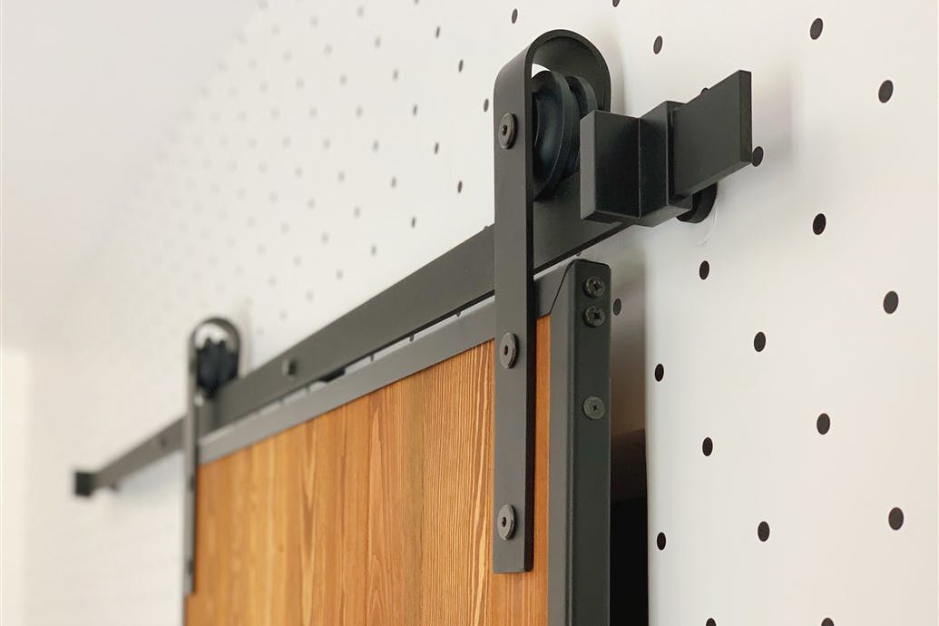 système loft de portes coulissantes au mur avec papier peint décoratif à pois