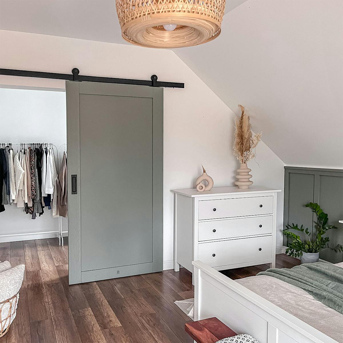 Moderne Schiebetüren zum Ankleidezimmer im Schlafzimmer mit Schräge