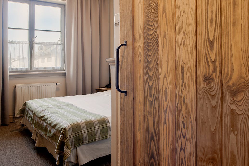 poignée noire pour portes coulissantes en bois