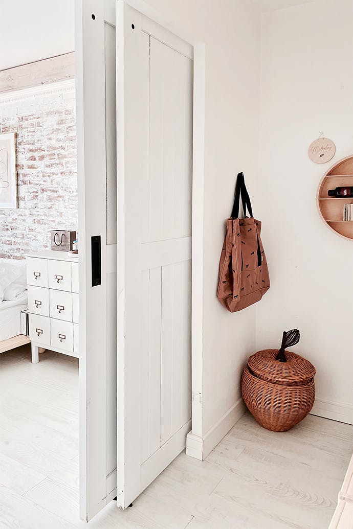 porte coulissante en bois massif blanc