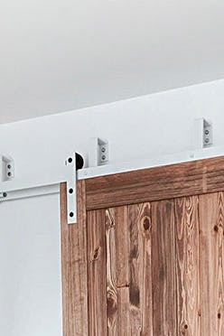 lit bébé à côté de la porte coulissante à double battant en bois