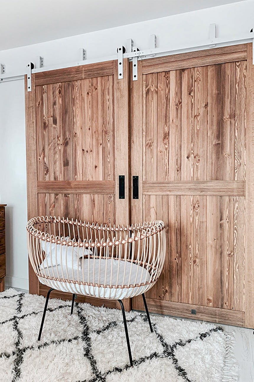 rustikal Schlafzimmer, Holzschiebetüren, Bypass Wandhalterung für Schiebetüren, moderner rustikaler Stil, Scheunen-Schiebetüren, Babybett, Inspiration