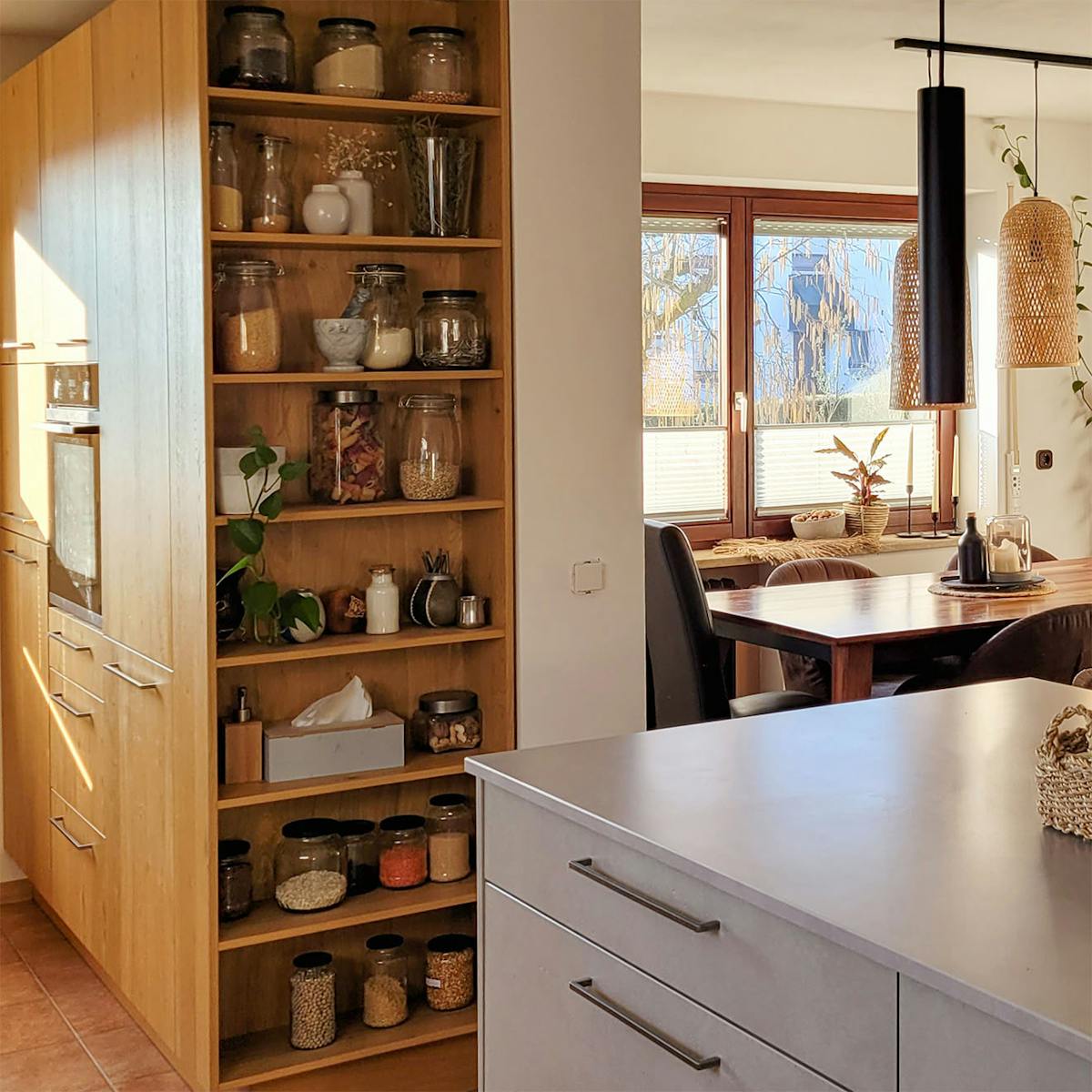otwarte półki w kuchni ze słoikami na  żywność sypką i przyprawy