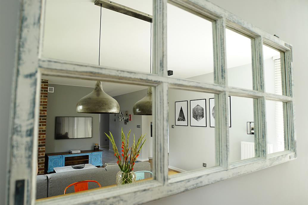 Spiegel in einem rustikalen Rahmen, Wanddekorationen, Hängelampen für das Wohnzimmer