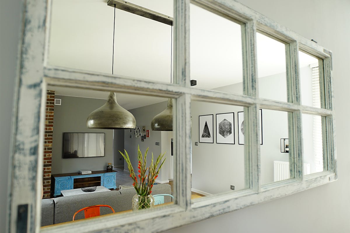 Spiegel in einem rustikalen Rahmen, Wanddekorationen, Hängelampen für das Wohnzimmer