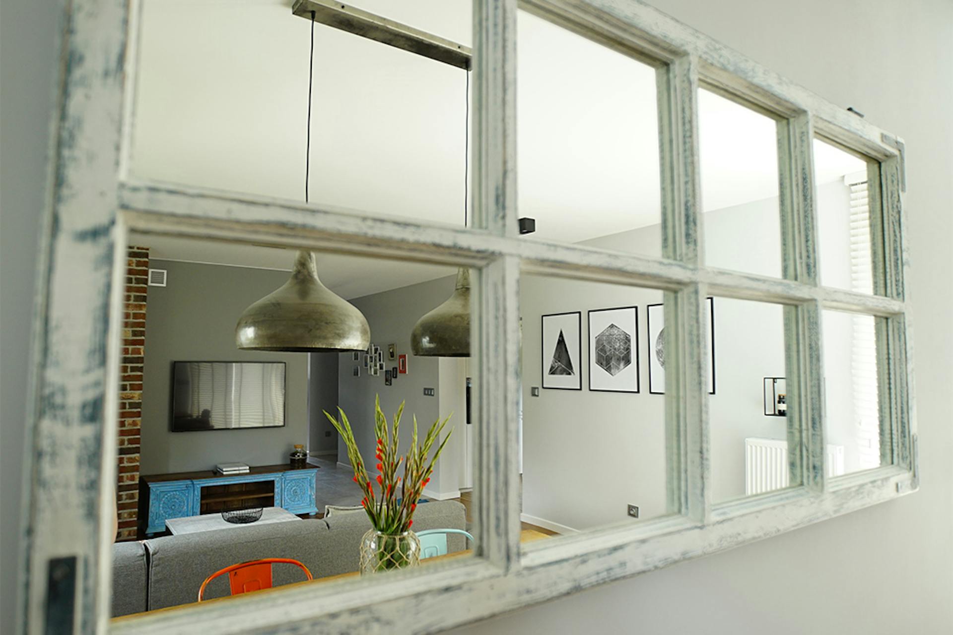 Spiegel in einem rustikalen Rahmen, Wanddekorationen, Hängelampen für das Wohnzimmer