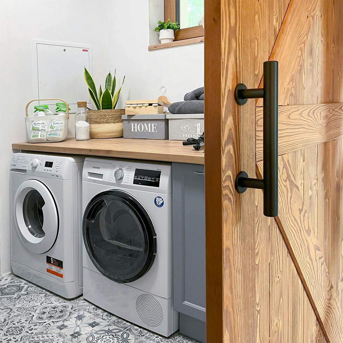 Waschküche hinter Holztüren