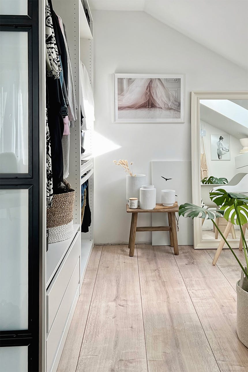 Weiß und Holz im Ankleidezimmer im Dachgeschoss