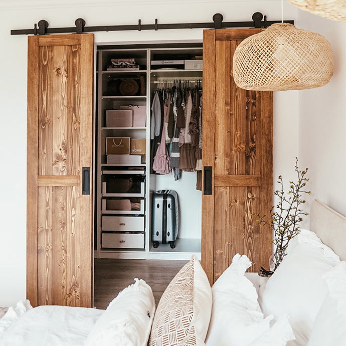 double sliding door wood, wardrobe in the bedroom, sliding doors, wood and white, decorative pillows for the bed