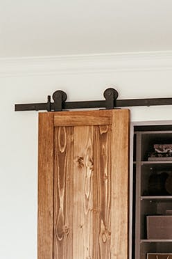 porte ouverte montrant l'intérieur d'un petit dressing dans une chambre de style bohème