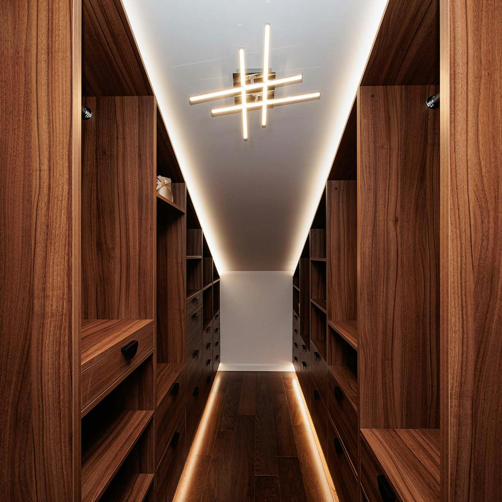 zabudowa w kolorze ciemny brąz w pomieszczeniu ze skosami