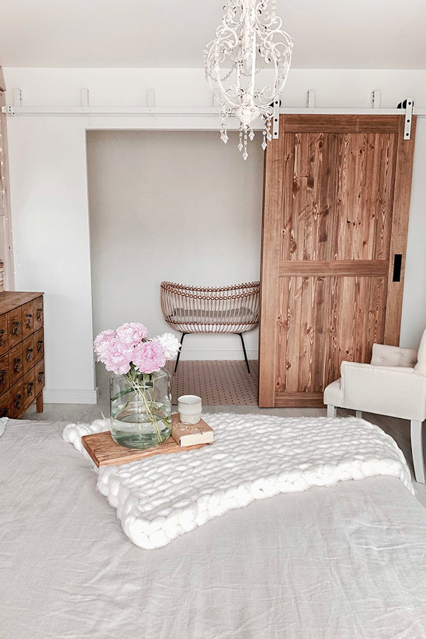 Schlafzimmer mit Nische für Babybett