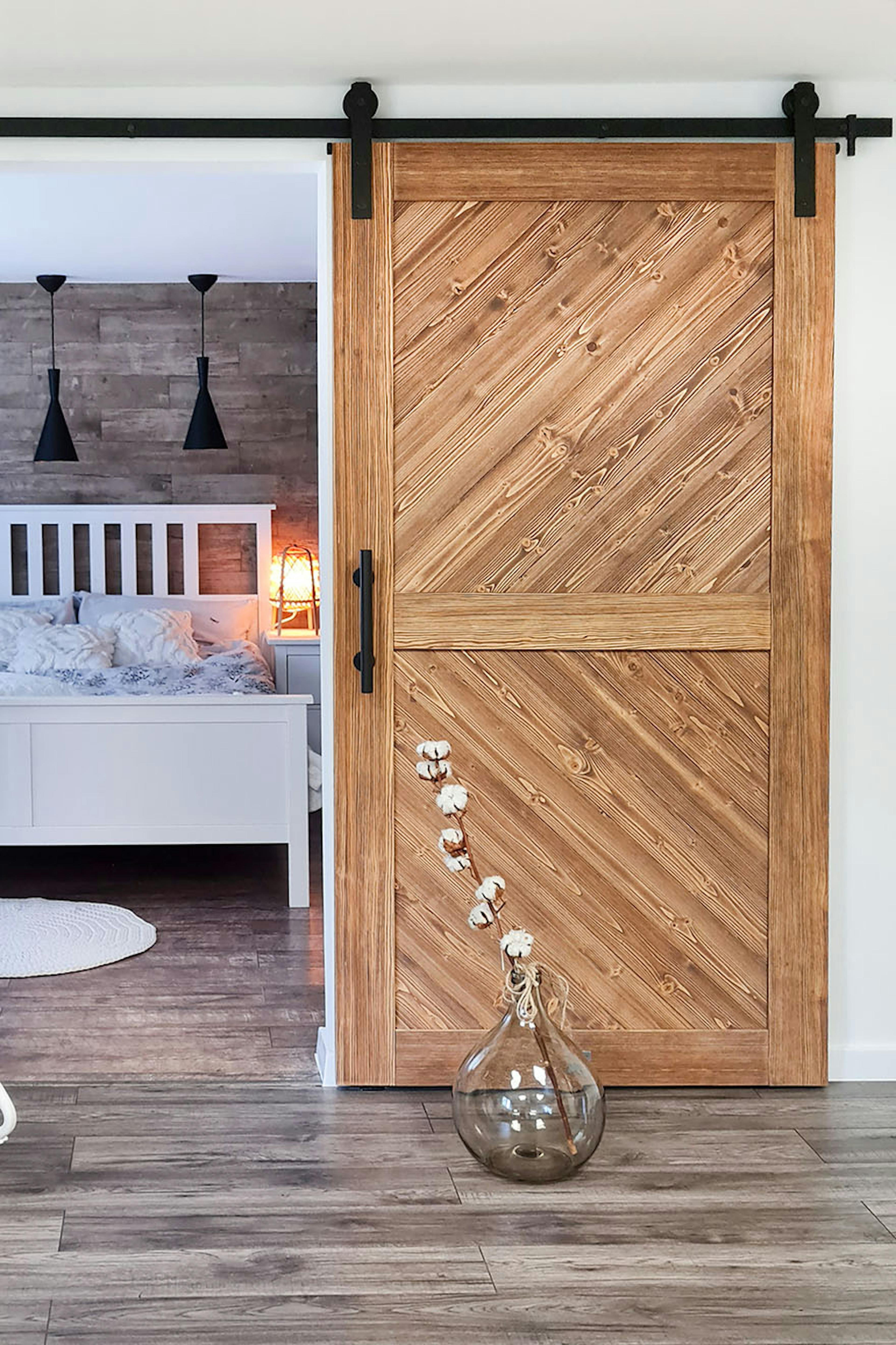 porte coulissante en bois à l'entrée de la chambre