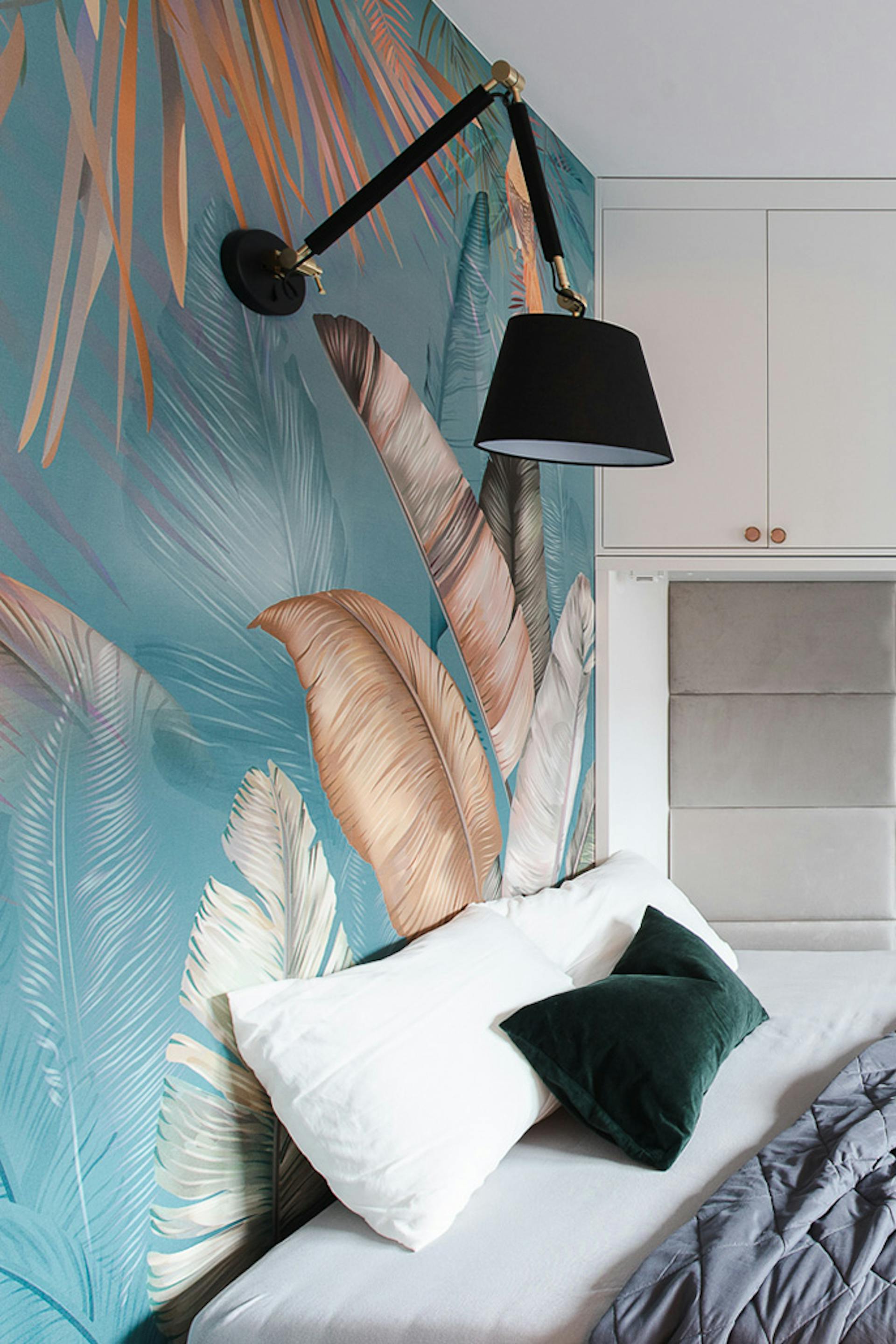 dekoracyjna tapeta z motywem roślinnym na ścianie sypialni